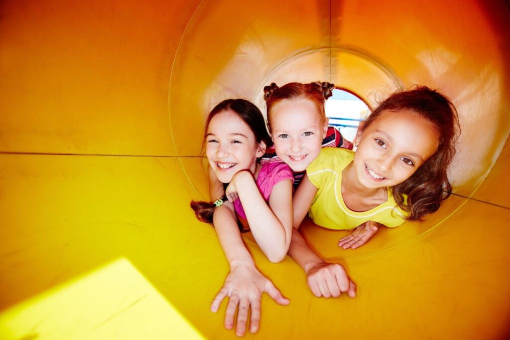 Meninas sorrindo em um playground infantil