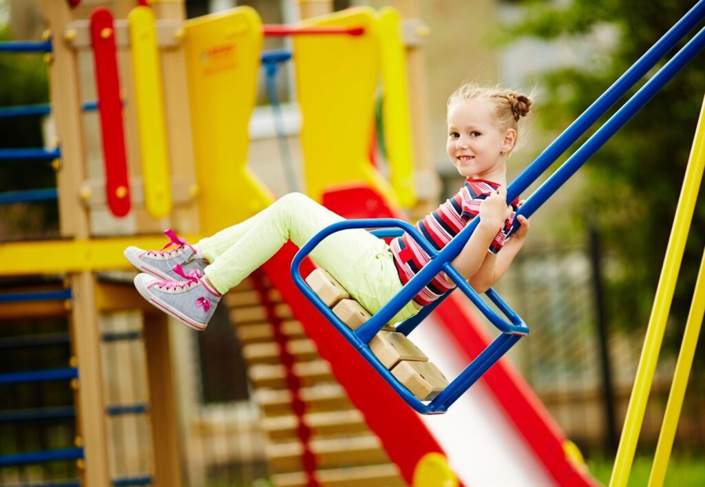 Menina brincando em um playground