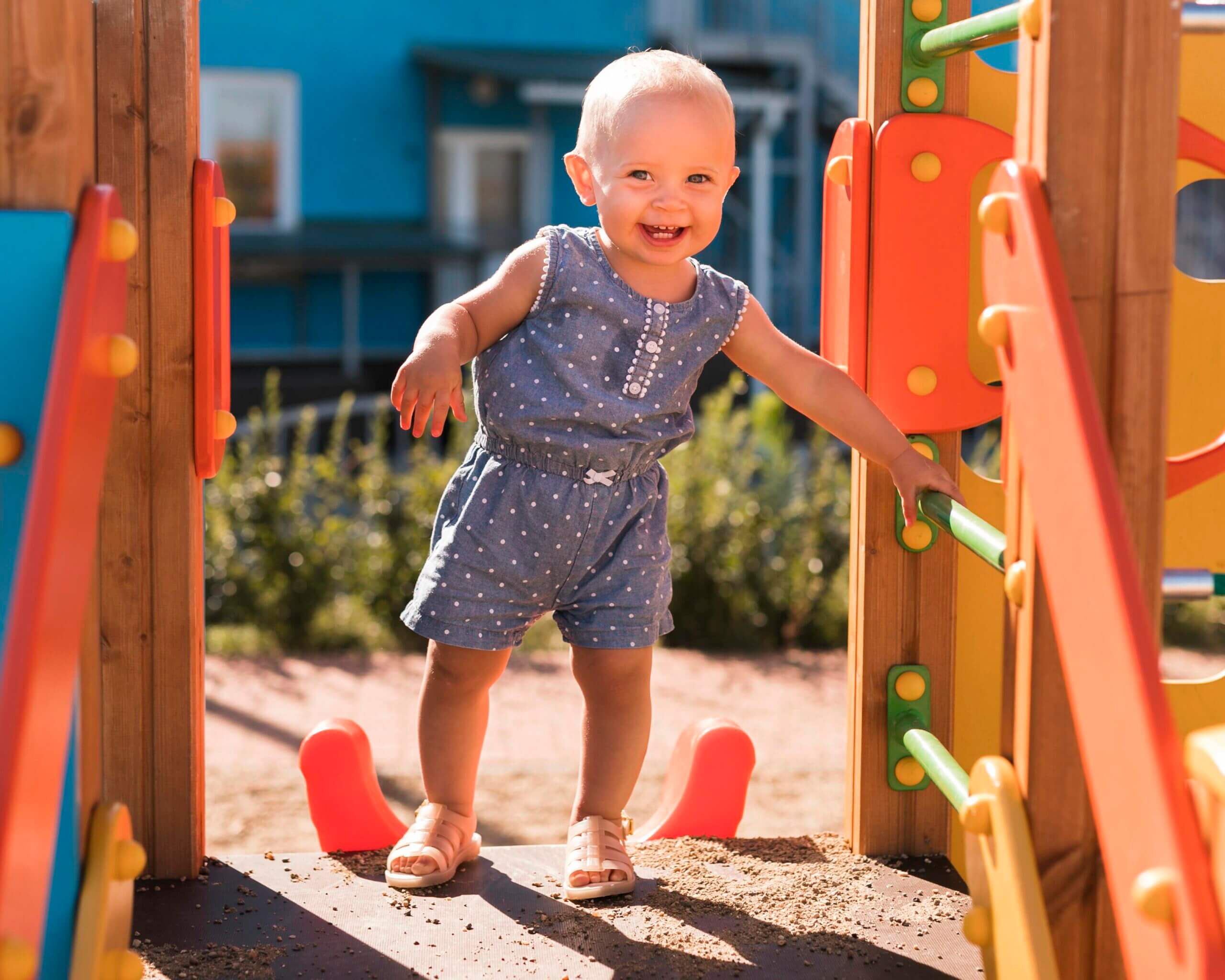 menina brinca em playground para bebê