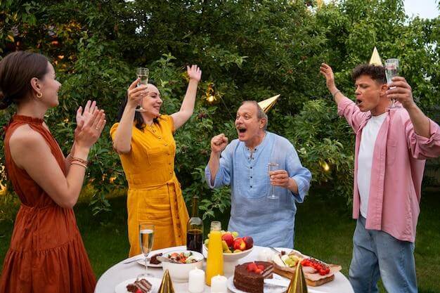 Pessoas ao ar livre na celebração do jardim uma festa de aniversário sênior