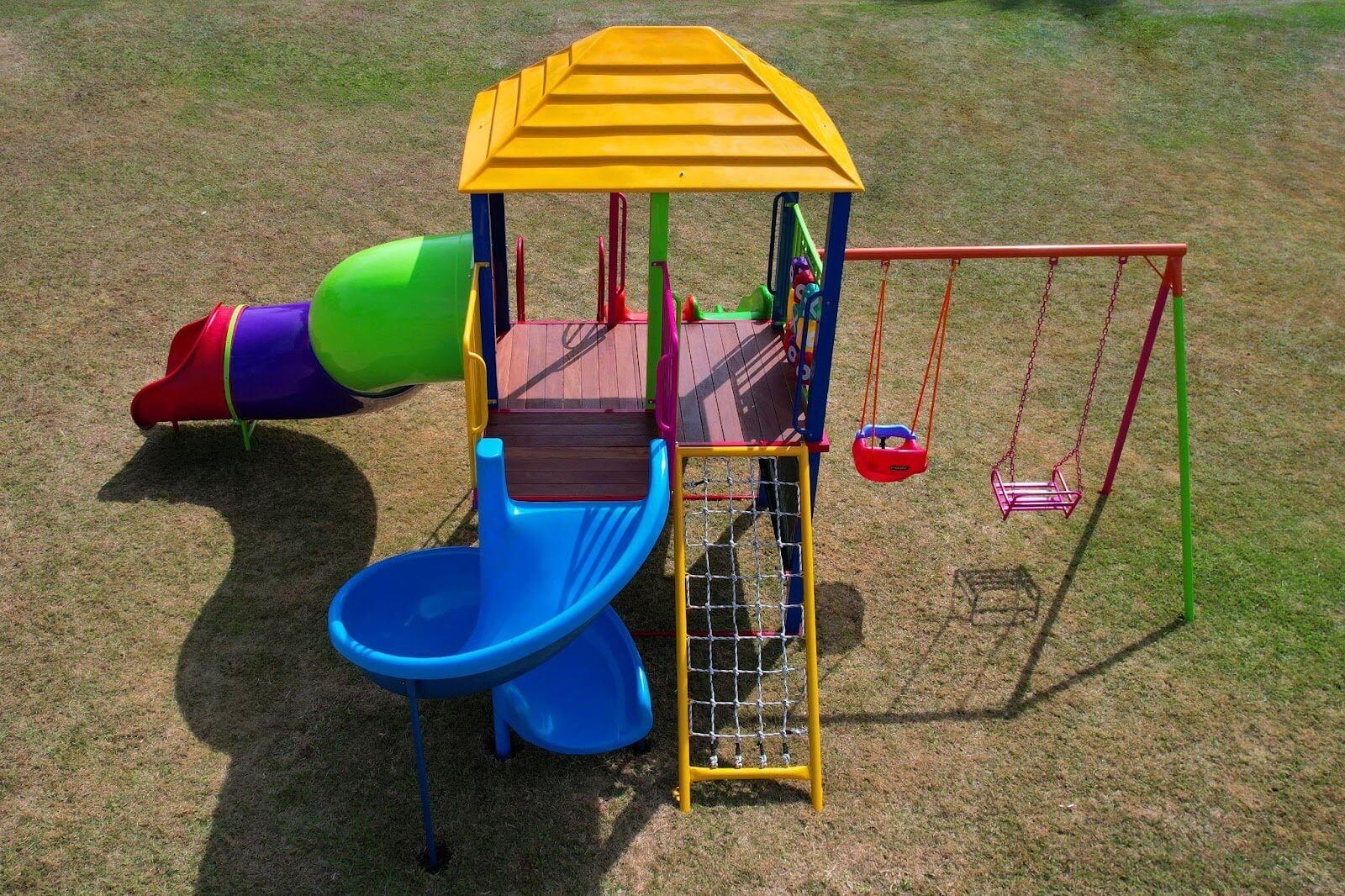 crianças brincando em espaço de brincar em casa