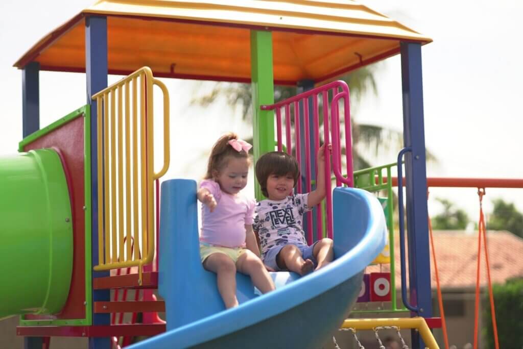 crianças brincando em playground