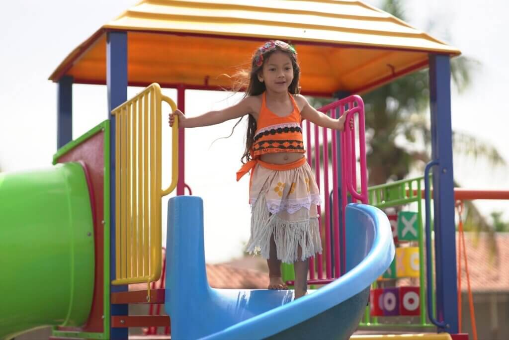 menina brincando em playground