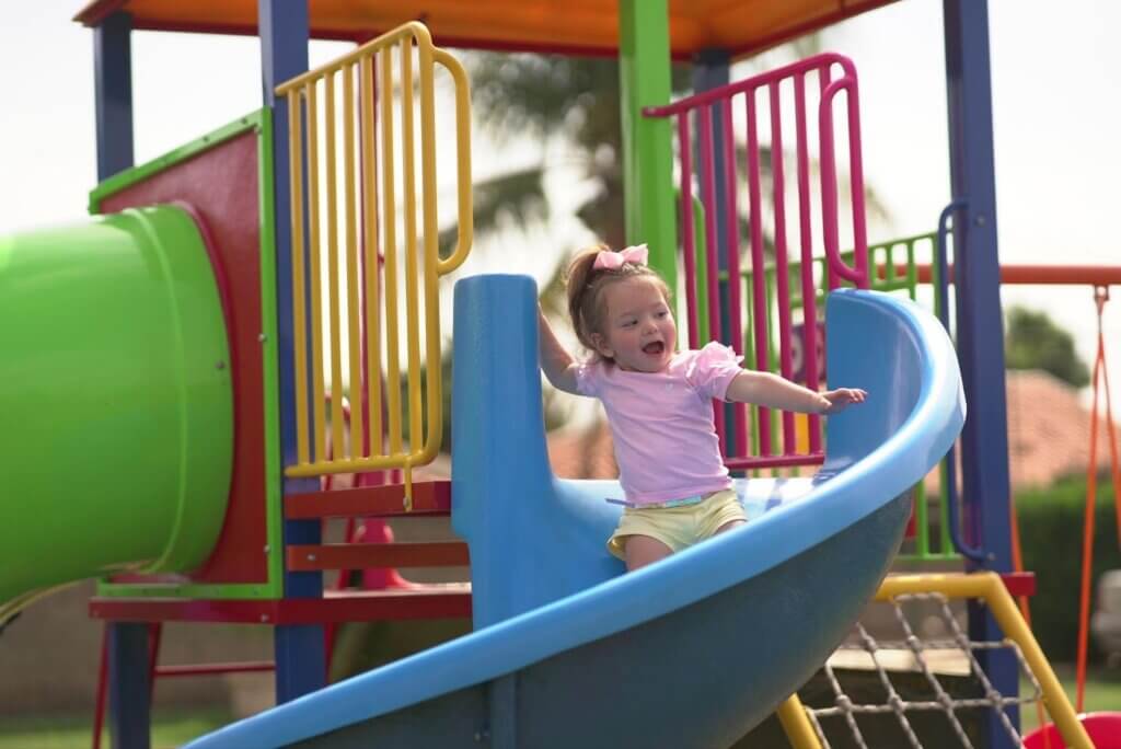 crianças brincando no playground