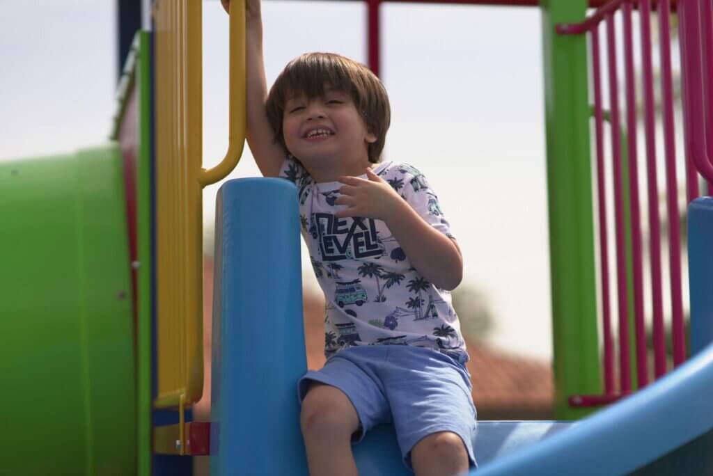 criança brincando playground 