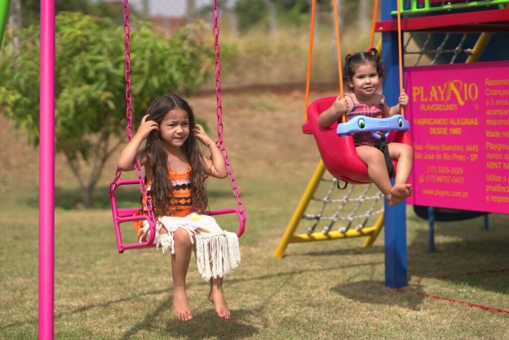 crianças brincando em playground da playrio
