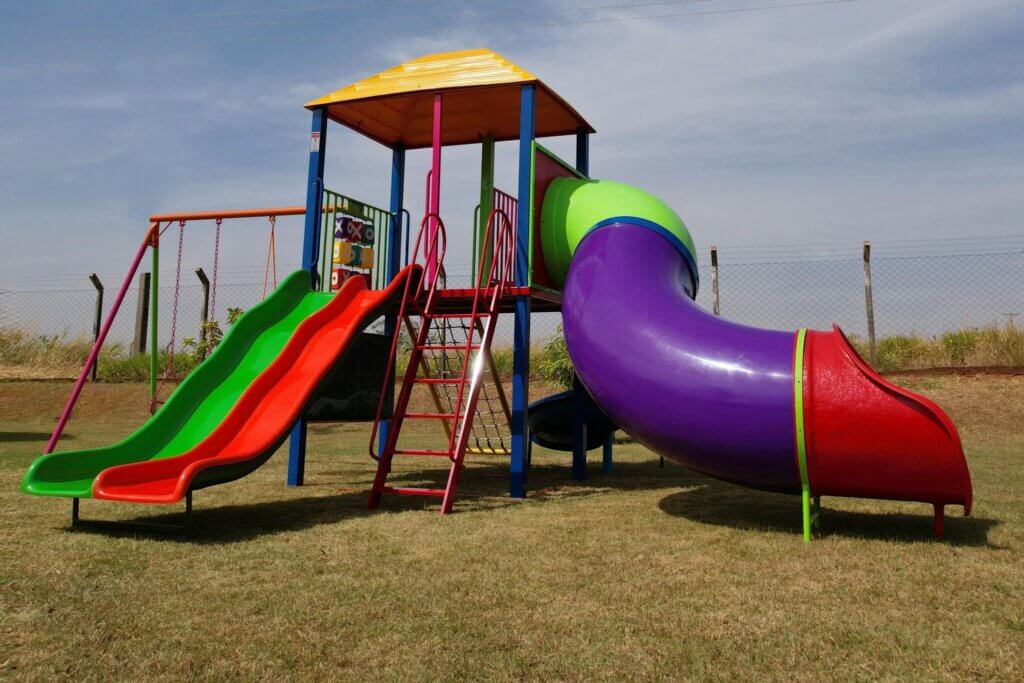 Sonhar com playground infantil