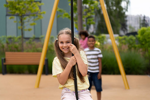 menina brincando em um playground para escola infantil