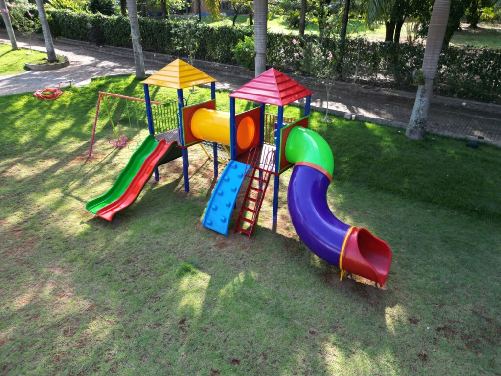 Escolher um playground infantil para praças exige mais cuidado do que muita gente imagina. 