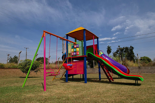 6 tipos de playground infantil para praças e áreas verdes