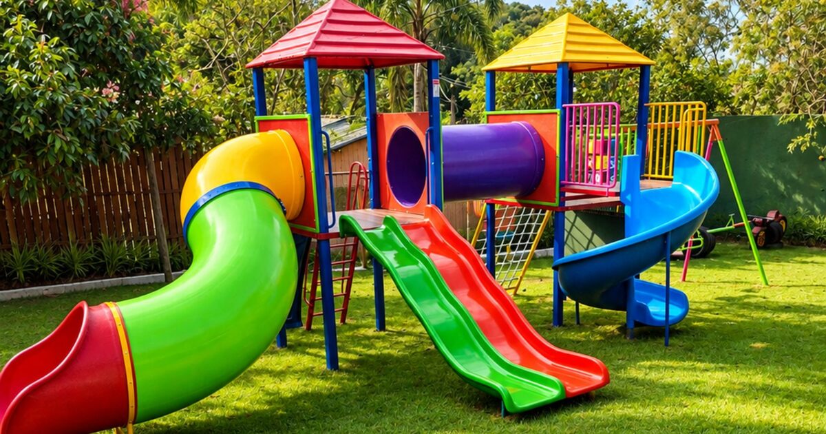 Playground Big Mega 130 da Play Rio instalado em area externa, com duas torres cobertas com telhadinho, um túnel de ligação, um escorregador caracol