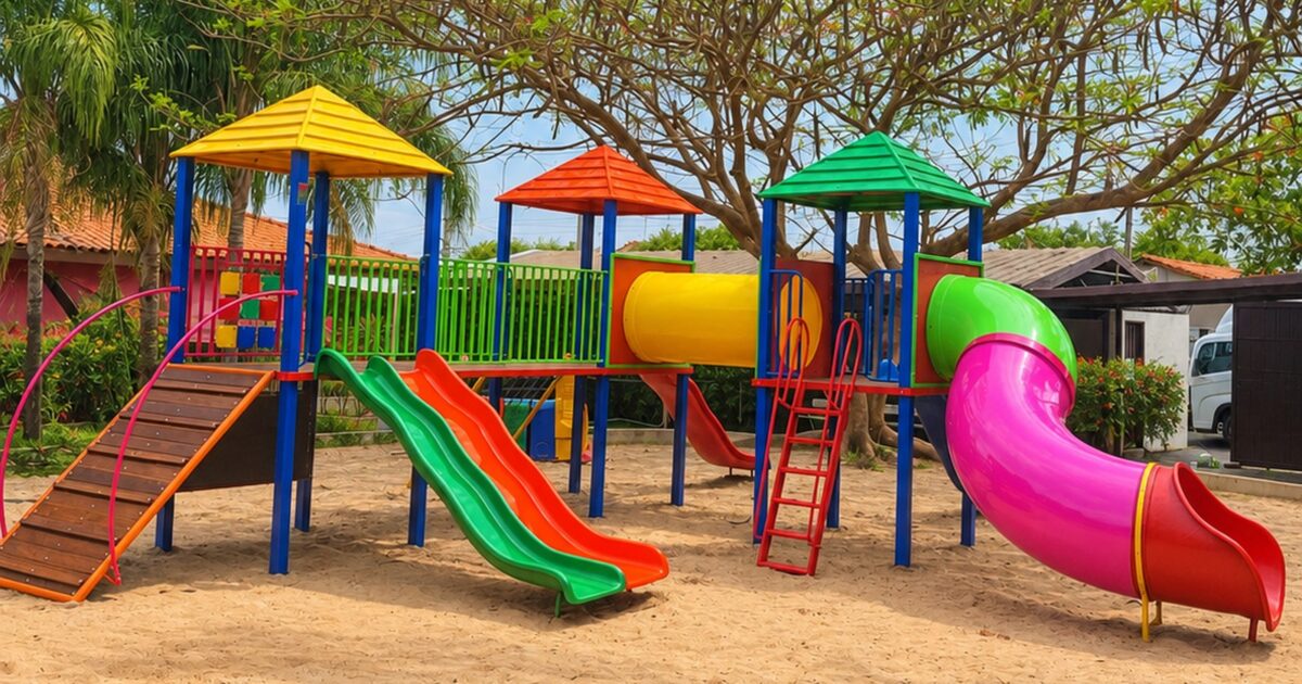 Playground Big Standart 168 da Play Rio instalado em area externa, com quatro torres cobertas com telhadinho, uma ponte reta de 2 m, uma ponte curva de 2 m