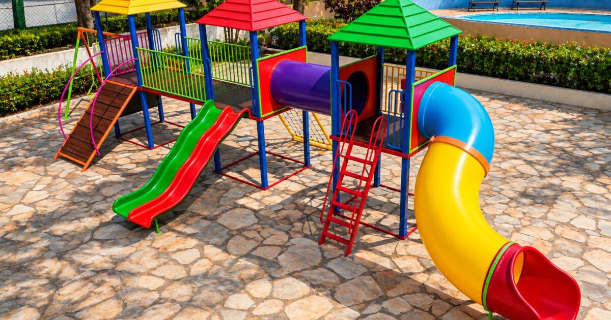 Playground Big Stepway 157 da Play Rio instalado em area externa, com três torres cobertas com telhadinho, uma ponte reta de 2 m, um túnel de ligação